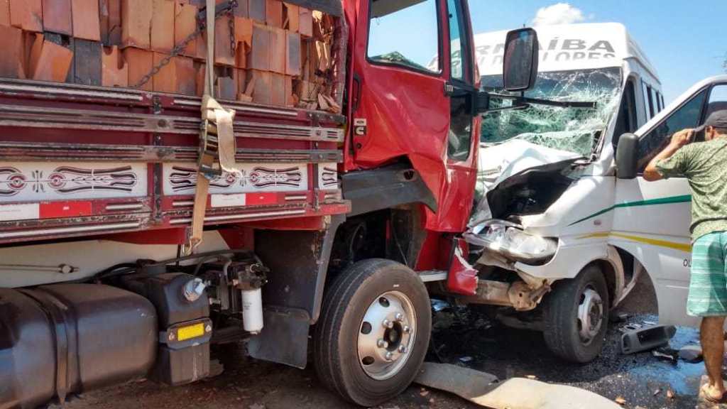 Grave acidente entre van e caminhão no Piauí